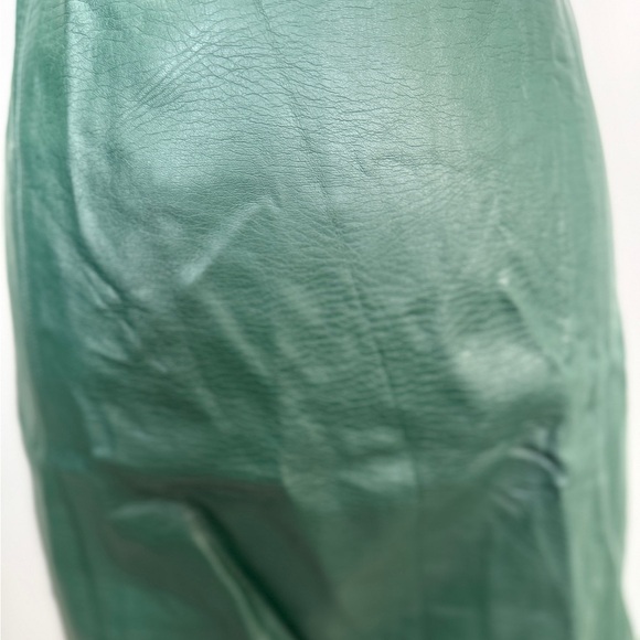 Elegant Green Leather Mini Skirt - Picture 3 of 6